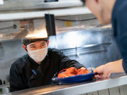 ★シーフードレストランの調理スタッフ★履歴書不要／週2日～／土日祝は時給1280円～／未経験大歓迎で友達との応募もOK！ネイル◎絶品まかないアリ♪の詳細画像