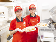 宅配ピザのピザーラ！！インストアキッチンスタッフ大募集！未経験者OK！土日祝のみOK！友人同士でも働ける！1週間ごとのシフト制なので予定が決めやすい！の詳細画像