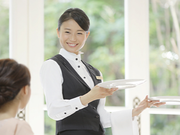<週1&4h～OKで学業と両立しやすい◎>未経験＆初バイト大歓迎！結婚式場でサービスのお仕事♪大学&専門学生多数活躍中！コミュ力・マナーが身に付き将来役に立つ！の詳細画像