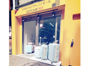 未経験歓迎☆週2～OK！☆体を動かすスーツケースの販売スタッフ☆お客様の9割が外国人☆時給1700円～☆社員登用ありの詳細画像