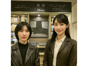 【銀座｜評価制アルバイト】日本発レザーブランド「所作」思考力・言語化力が“時給に直結”するショップスタッフ 週2日・1日3h〜｜学業最優先｜昇給上限2,000円相当｜年功序列なし｜成果と理解度で評価｜髪型ネイル自由の詳細画像