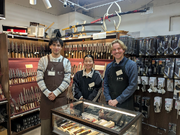 海外からの観光客のお客様に、主に英語を使い販売するお仕事です。英語のスキルアップを目指す方に最適なお仕事です。の詳細画像