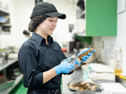 ★シーフードレストランの調理スタッフ★履歴書不要でオンライン面接◎週2日～／土日祝は時給1250円～／未経験大歓迎！友達との応募OK！ネイルも◎絶品まかないアリ♪の詳細画像