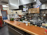 ​【バイトデビュー歓迎】　「居酒屋は大変」の常識を覆す神バイト！ ​レジ操作なし、包丁ほぼ不使用、さらに居酒屋特有の「汚れ仕事」も一切ありません。コンビニのマルチタスクが苦手だった学生も「ここが天職」と太鼓判を押すシンプルさ。週1〜2回の柔軟シフトで学業との両立も完璧です。プロ直伝の絶品無料まかない付きで、食費も浮いて料理の腕も上がる、恵比寿の温かな老舗の個人経営店をお手伝いしませんか？の詳細画像