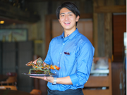 ★シーフードレストランの接客スタッフ★履歴書不要／週2日～／土日祝は時給1270円～／未経験大歓迎で友達との応募もOK！ネイル◎絶品まかないアリ♪の詳細画像