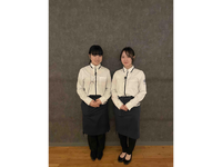 結婚式場のアシスタントスタッフ　週1～OK　土日祝歓迎！まかないあり！就活に活かせるお仕事です　駅直結！雨の日でも屋根付き通路を通って勤務地まで行けます！の詳細画像