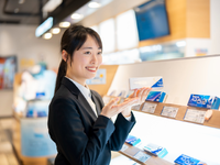 週2日4ｈ〜勤務OK！コンタクトレンズ販売スタッフ募集！　バイトデビュー歓迎◎　駅チカで通勤もラクラク♪　テスト期間のシフト相談応じます☆　社割でカラコンもお得にゲット！アルバイトさんも有給使えます♪の詳細画像