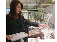 土日・平日19時半までのアクセサリー販売 　授業に合わせて勤務可能！！の詳細画像