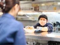 ★シーフードレストランの調理スタッフ★履歴書不要でオンライン面接◎週2日～／土日祝は時給1350円～／未経験大歓迎！友達との応募もOK！絶品まかないアリ♪の詳細画像