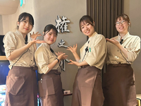 横浜駅前至近で通いやすさ抜群！週2日～OK＆まかない付きで学生にぴったり♪未経験でも安心、丁寧なサポートあり！楽しくバイトデビューしよう！の詳細画像