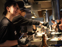 ホールスタッフ募集！JR池袋駅から徒歩２分　初心者歓迎制服あり　海外のお客様が50％を超える国際的な店舗であり、海外旅行に行かなくても異国を味わうことができるの詳細画像