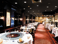 日比谷公園のほとり、地上28階の絶景レストランのホールスタッフを募集中！外国籍の方歓迎！！の詳細画像