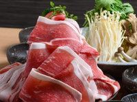 ＜おいしいまかない付き！＞しゃぶしゃぶ＆すき焼き食べ放題店のホールスタッフ／週1日～・1日2h～OK／服装・髪型自由／交通費支給／駅チカの詳細画像