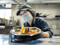 ★シーフードレストランの調理スタッフ★長崎国際大学の学生活躍中！履歴書不要でオンライン面接◎週2日～／土日祝は時給1250円～／未経験大歓迎！友達との応募もOK！絶品まかないアリ♪の詳細画像