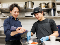 ★シーフードレストランの調理スタッフ★履歴書不要でオンライン面接◎週2日～／土日祝は時給1300円～／友達との応募大歓迎！髪色ネイルもOK！絶品まかないアリ♪の詳細画像