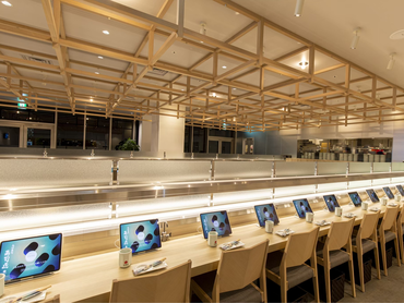 【時給1,350円＋週末時給UP！】髪色・髪型・ピアス自由✨「AI×食」の最先端キッチンで未経験でも楽々デビュー✨カナダワーホリ支援あり！