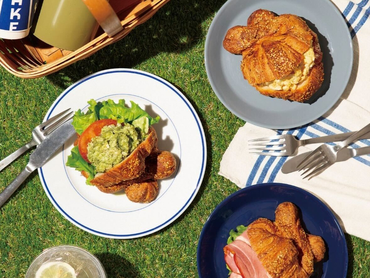 【12月オープン・有楽町駅すぐ】週2、1日4h～OK！ パンやコーヒーに囲まれて、自分らしい接客を楽しめる／カフェスタッフ募集｜髪型髪色自由・美味しいまかない◎