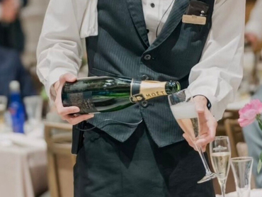 ＼未経験&初バイト歓迎！／土日祝・週1日4h～OKで学業やサークルと両立しやすい◎結婚式場でサービスのお仕事♪大学&専門学生多数活躍中！コミュ力・マナーが身に付き将来役に立つ！