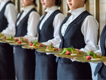 ＼未経験&初バイト歓迎！／土日祝・週1日4h～OKで学業やサークルと両立しやすい◎結婚式場でサービスのお仕事♪大学&専門学生多数活躍中！コミュ力・マナーが身に付き将来役に立つ！