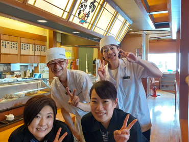 和食・すし店☆学生多数活躍中☆オーダーエントリー導入店☆週1回～・1日2H～OK！☆美味しいまかない有り☆交通費支給☆アットホームな職場です☆テスト期間中お休みOK☆