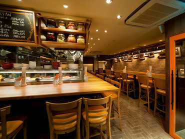 【銀座×おしゃれビストロ】髪色自由でネイルもOK♪　美味しい賄いも大盛りで！　シフトもうれしい月２回♪ (*'ω'*)