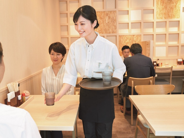 定食レストランのホールスタッフ★ご案内と配膳中心のカンタンなホール業務！食事代が浮いて嬉しい！食事補助有◎