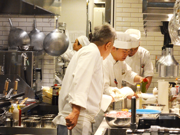 【履歴書不要】JR名古屋駅直結！★メディアで話題★人気中華料理店でのホール接客（MASA'S KITCHEN） #まかないあり #未経験者歓迎 #時給1300円 #ダブルワークOK