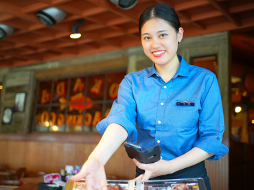 ★シーフードレストランの接客スタッフ★履歴書不要／週2日～／土日祝は時給1270円～／未経験大歓迎で友達との応募もOK！ネイル◎絶品まかないアリ♪