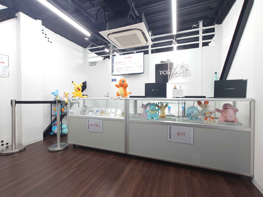 【未経験OK！】【1分単位でお給料お支払い！】【駅徒歩30秒！】ポケモンカードショップ店員として、受付/接客/買取査定/梱包などをお願いします！