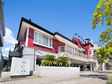 ★シーフードレストランの接客スタッフ★履歴書不要でオンライン面接◎週3日～／時給1230円～／未経験大歓迎＆友達との応募もOK！染髪ネイルもできちゃう！絶品まかないアリ♪