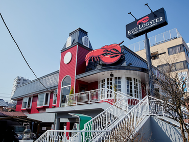 ★シーフードレストランの接客スタッフ★履歴書不要でオンライン面接◎週3日～／時給1350円～／未経験大歓迎＆友達との応募もOK！染髪ネイルもできちゃう！絶品まかないアリ♪