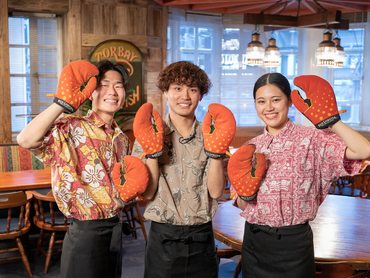 ★シーフードレストランの接客スタッフ★履歴書不要／週2日～／土日祝は時給1280円～／未経験大歓迎で友達との応募もOK！ネイル◎絶品まかないアリ♪