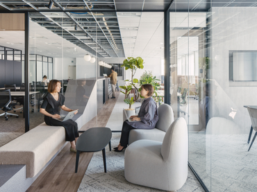 ★英語必須　一般事務・オフィス内全般、お客様のアテンド業務★　経験不問！オシャレ自由♪　週4日～OK◎