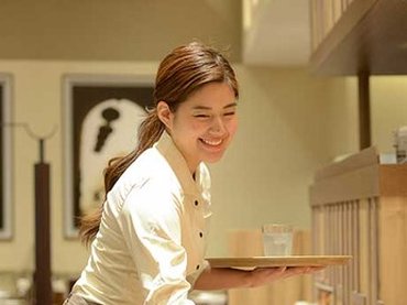 カジュアルなチャイニーズダイニングでホール接客・調理補助 #３時間／日〜OK #シフト提出2週間ごと #WワークOK #友達紹介制度 #社員割引き有