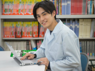 【時給1500円～、有給休暇あり】明大前徒歩1分！◆週1日からOK！◆未経験者大歓迎！◆明大生歓迎！◆祝い金2万円！◆履歴書不要◆サビ残なしでタイパ抜群！