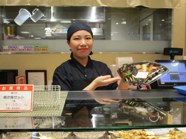 週１日～OK！天神駅直結雨の日でも安心！鶏三和天神岩田屋店での販売・調理のお仕事♪　未経験者OK♪  従業員割引30％美味しい商品がお得に購入できます♪　　