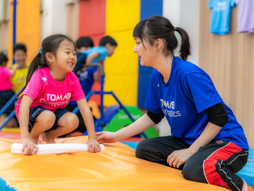 『子どもたちの成長は勉強だけじゃない』体操スクールのサポートインストラクターのお仕事！時給1,500円♪体操経験不要◎未経験OK！スポーツ好き・子ども好き大歓迎◎週１日３時間～OK！