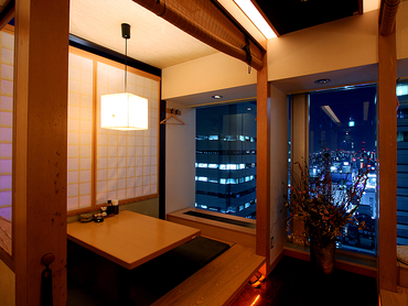 【西新宿】【夜景の綺麗なおでん屋さん】大学生活と両立OK！落ち着いた和モダン空間で接客マナーも身につく♪未経験歓迎、高時給＆柔軟シフトで安心。楽しい仲間と一緒に働きませんか？