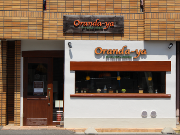 【おしゃれなカフェのホールスタッフ】学生バイト／生駒市／スタッフ割引／週2日～／食事補助あり／週ごとのシフト制