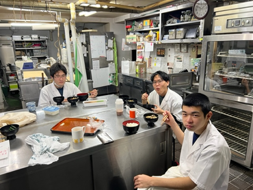 洗浄機を使った食器洗い。バイトデビュー歓迎　二週間ごとのシフト提出OK　髪型自由　200年の老舗だから親も安心。賄（まかない）付きです。