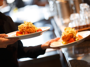 【12月オープン・有楽町駅すぐ】週2、1日4h～OK！ パンやコーヒーに囲まれて、自分らしい接客を楽しめる／カフェスタッフ募集｜髪型髪色自由・美味しいまかない◎