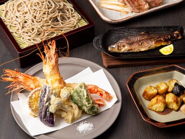 ＜麻布十番駅スグ＞ 時給1300円／履歴書不要／バイトデビュー歓迎！／昇給・絶品まかないあり／国内外に90拠点展開／社割で系列ブランドも30％OFF／モダンな和食ダイニングのホール募集◎