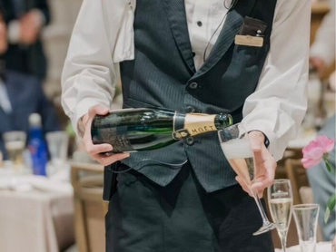 <週1&4h～OKで学業と両立しやすい◎>未経験大歓迎！結婚式場でサービスのお仕事♪大学&専門学生多数活躍中！コミュ力・マナーが身に付き将来役に立つ！