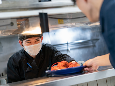 ★シーフードレストランの調理スタッフ★履歴書不要でオンライン面接◎週3日～／時給1350円～／未経験大歓迎＆友達との応募もOK！染髪ネイルもできちゃう！絶品まかないアリ♪