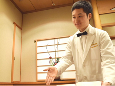 洋食　接客スタッフ（人形町）（水天宮）（甘酒横丁）（浜町）：ランチディナー接客サービス：制服は動きやすいカフェスタイル♪人形町の甘酒横丁にある駅チカ立地！充実した研修で安心♪週3日〜1日3,4時間〜土日歓迎★社内研修で英会話・ワイン等の勉強会、社割あり