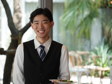 結婚式を一緒に創り上げましょう　THE　BEACH　ブライダルサービススタッフ　週1日～土日のみOK　未経験者歓迎　初アルバイト歓迎　同年代が多いので馴染みやすい　ガクチカ！就活でも評判いいですよ