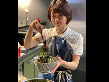 ★週2日・3時間〜OK★昼は最大時給1700円！★セルフサービス【商業施設カレッタ汐留】Googleでも高評価のオシャレな立ち食いそば店