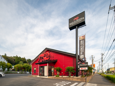 ★シーフードレストランの接客スタッフ★履歴書不要でオンライン面接◎週2日～／土日祝は時給1300円～／友達との応募大歓迎！髪色ネイルもOK！絶品まかないアリ♪