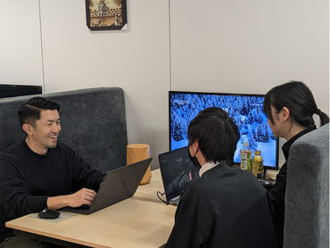 【就活に活きる事務】最先端のAI活用×企業のSNS裏方も経験可！エンタメECサイトのバックオフィス◆未経験歓迎 / 髪色・服装自由 / 人形町徒歩5分