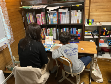 マンツーマン指導の個別指導塾スタッフ募集！世田谷区用賀中町（オンライン指導スタッフも募集！在宅OK！）、時給1,600円〜、私服OK！髪色自由！未経験歓迎！